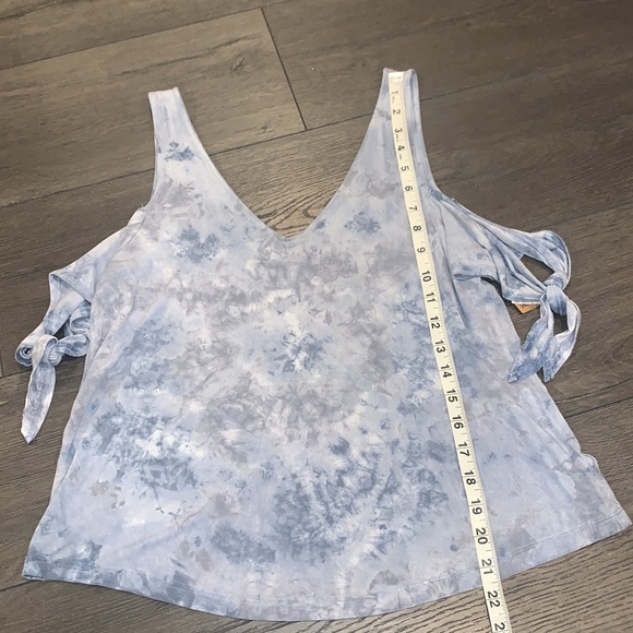 American Eagle NWT Soft & Sexy Cold Shoulder Tie Dye Tee Size Small Blue/White - Picture 8 of 9